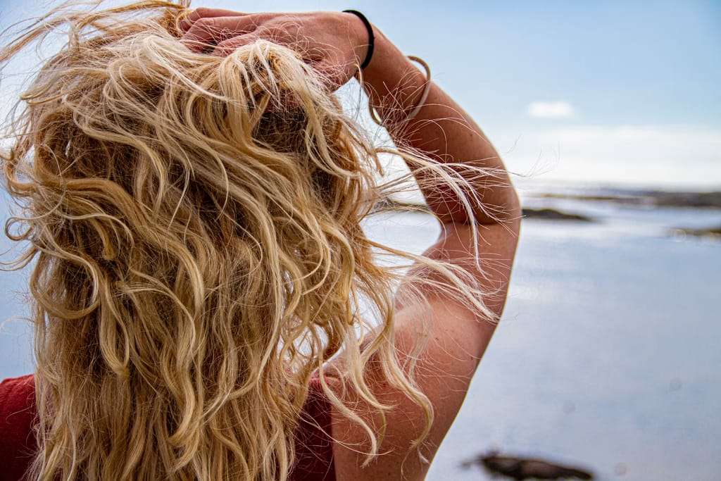 Blond foncé ou blond doré : comment trouver la teinte parfaite à domicile