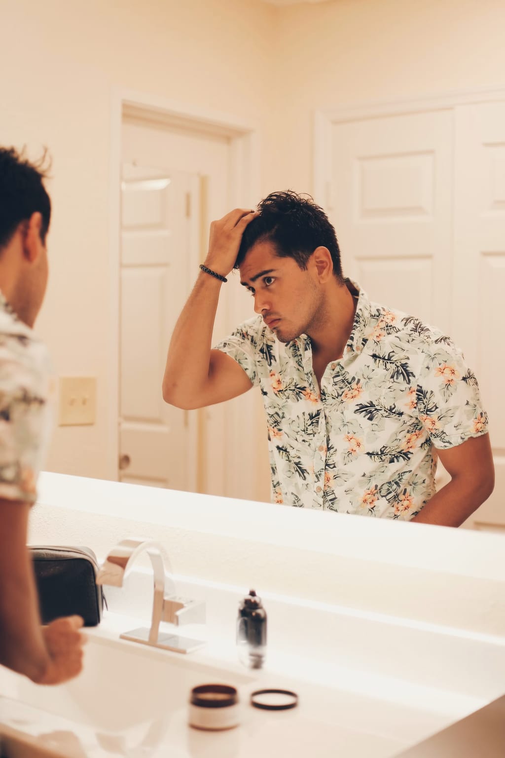 Chute de cheveux chez l'homme : comment agir dès les premiers signes de clairsemement ?