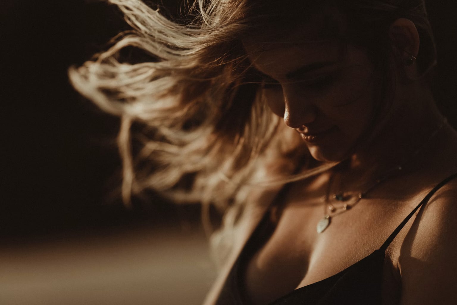 Chute de cheveux chez la femme après 40 ans : comprendre et agir